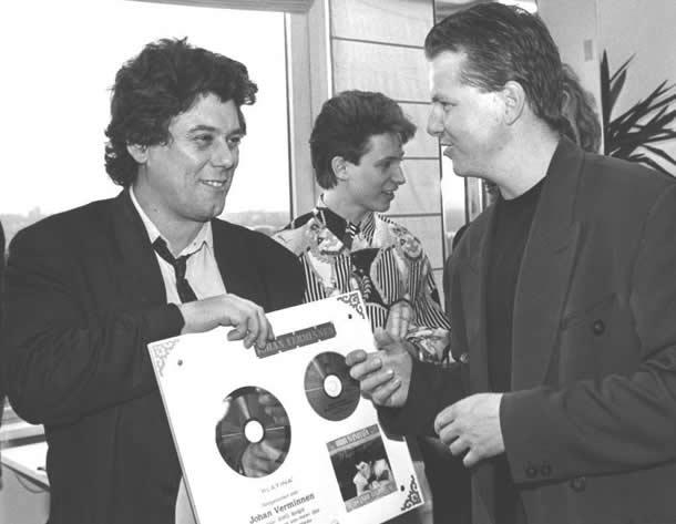 Gouden plak verzamelplaat 'Mooie Dagen': achteraan debutant Helmut Lotti, rechts platenbaas Jan Theys. 1989
