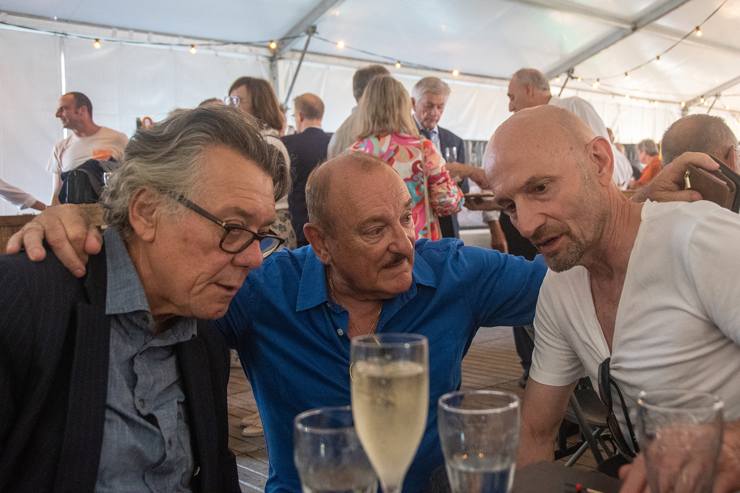 Johan, Hugo Sigal & Peter Van den Eede, drie bekende ex-Wemmelaars te gast op viering 100 jaar jaarmarkt - 18 augustus 2023 (foto Luk Vander Straeten)