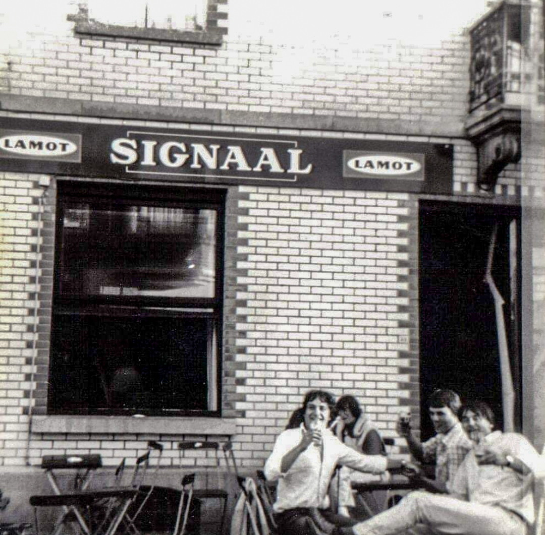Begin de jaren 70 baat Johan in Wemmel de jongerenkroeg 'Signaal' uit